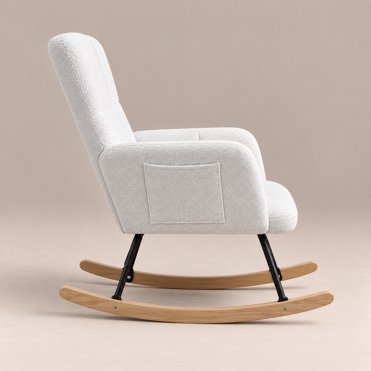 Fauteuil à bascule Odette en bouclette blanche, structure en métal noir