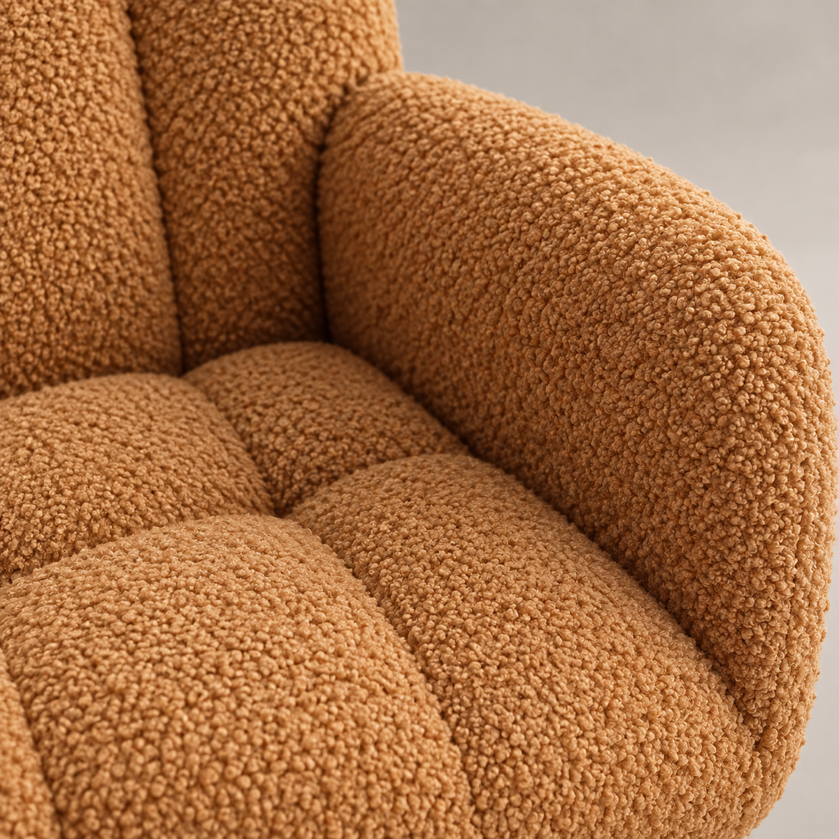 Détail du capitonnage en bouclette cognac du fauteuil Suzanne