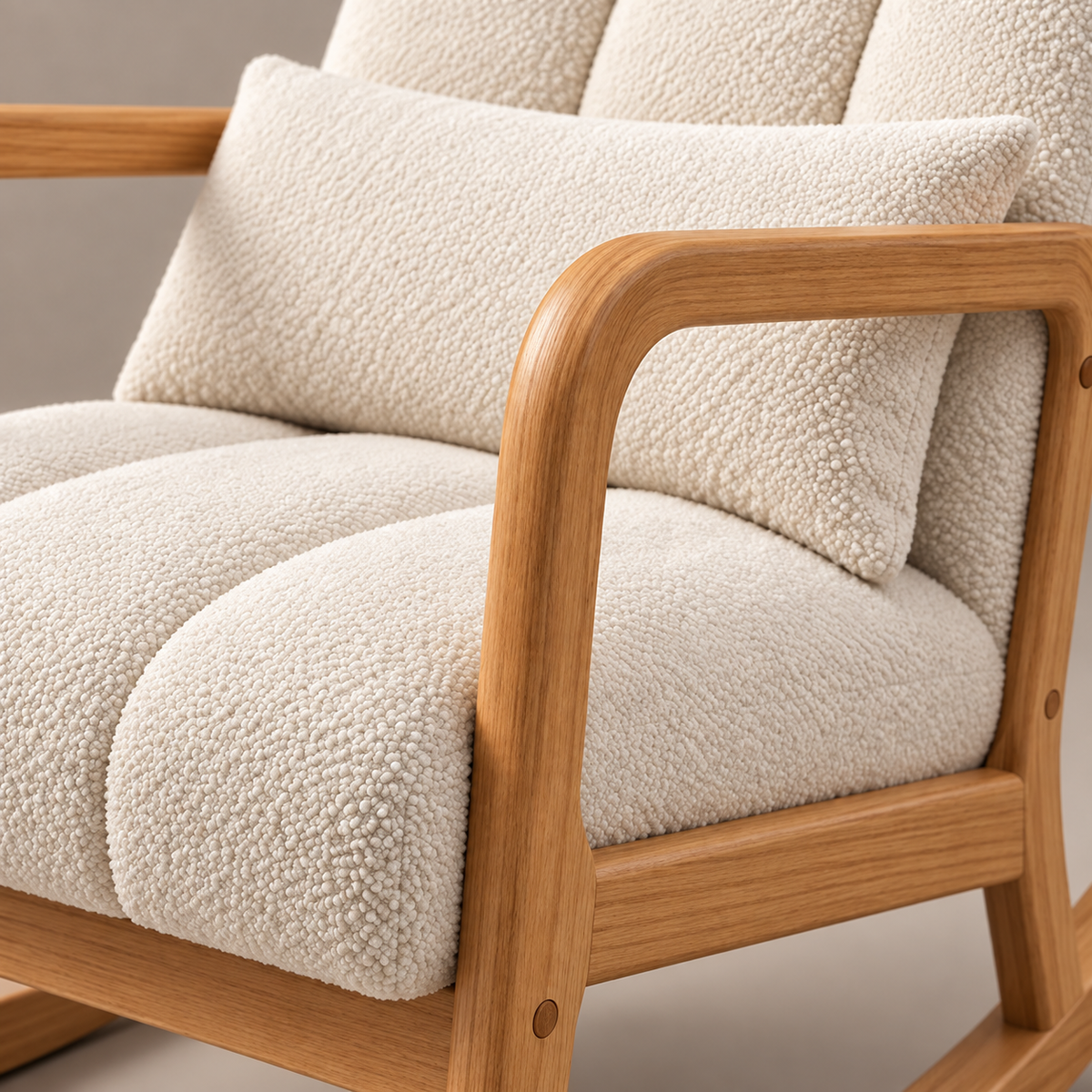 Fauteuil à bascule Paulette, coussins capitonnés en bouclette blanche