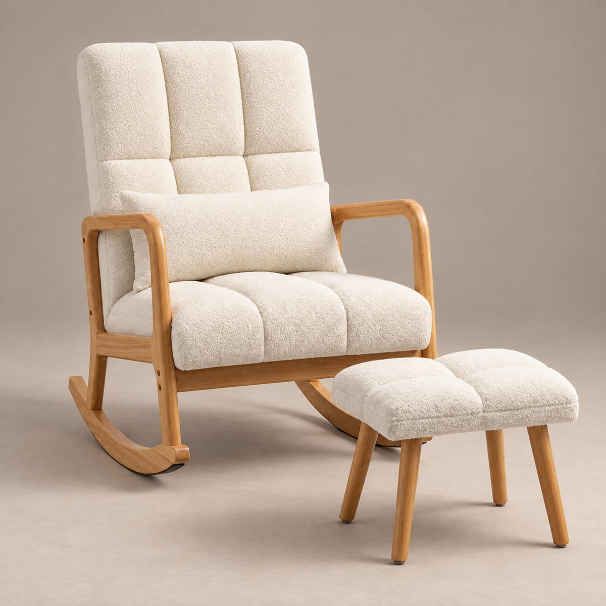 Fauteuil à bascule Paulette en bois d'hévéa et bouclette blanche vu de trois quarts