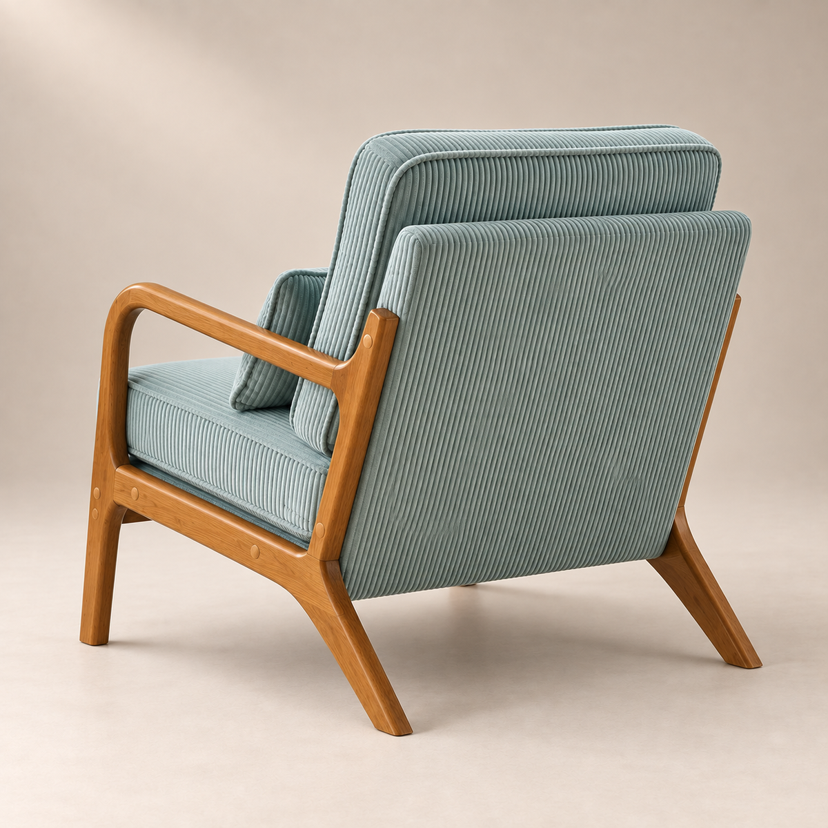 Dos du fauteuil Colette en velours côtelé bleu-gris et structure en bois