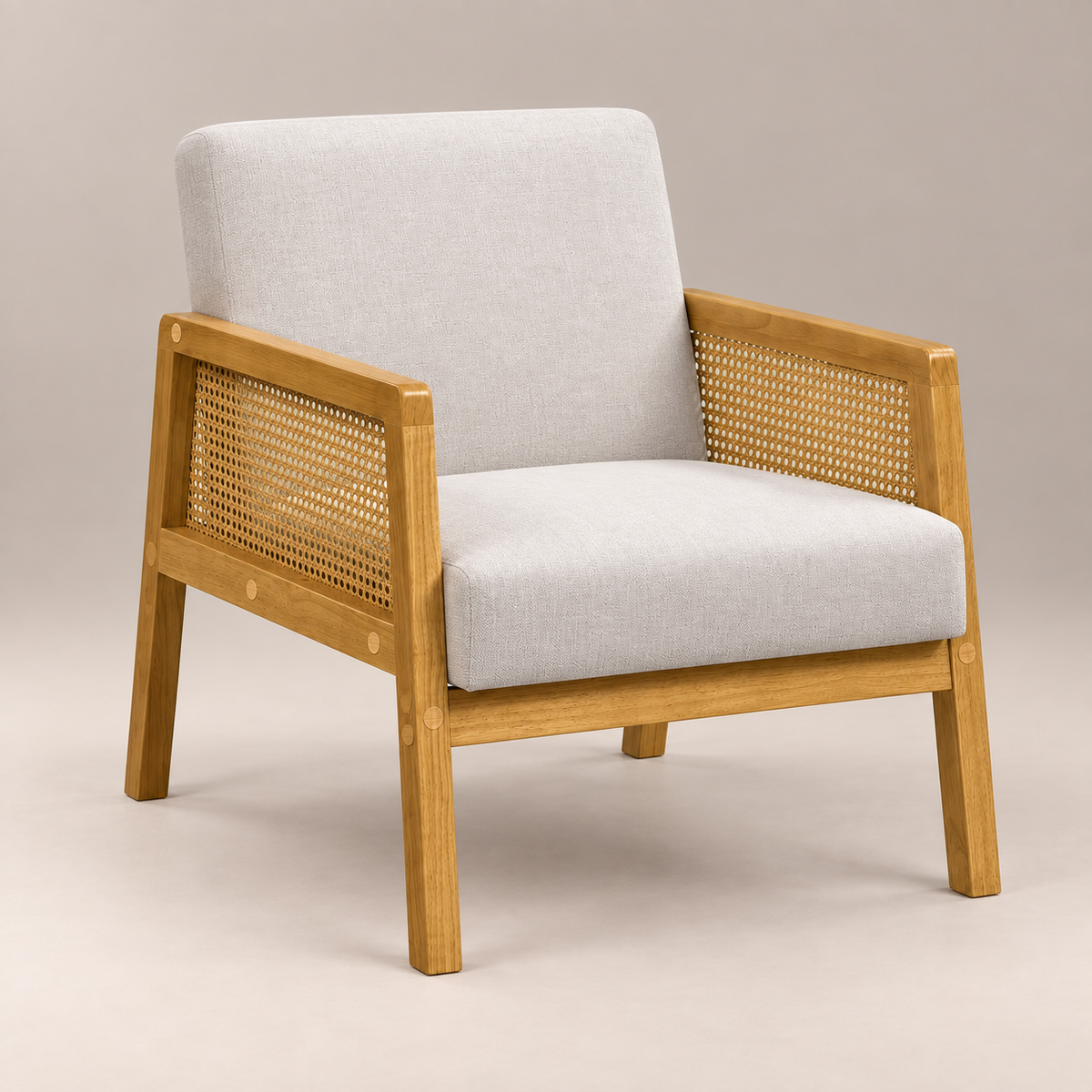 Fauteuil Jeanne en bois clair et cannage vu de trois quarts