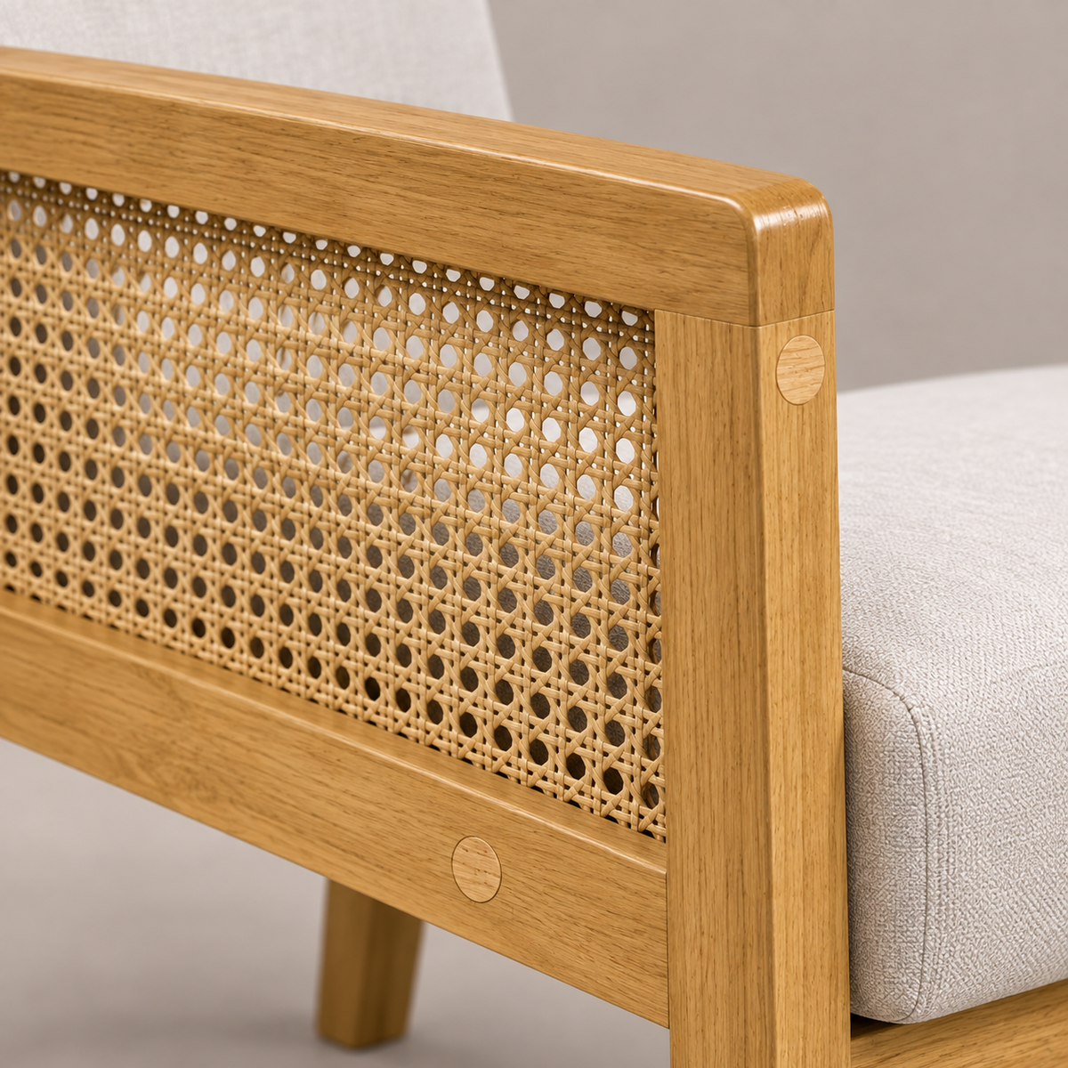 Détail du cannage et de la structure en bois du fauteuil Jeanne