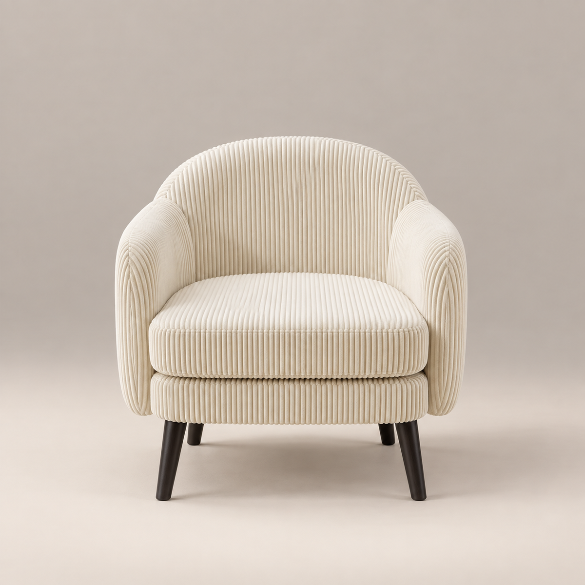 Fauteuil velours côtelé crème Louise vu de face, pieds en bois foncé