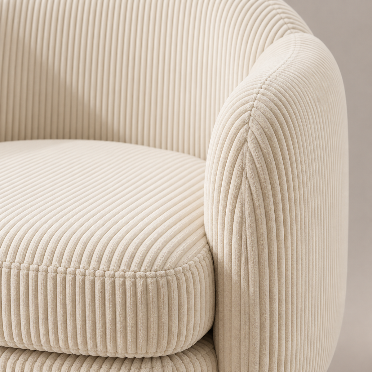 Détail du velours côtelé crème et de l'assise du fauteuil Louise