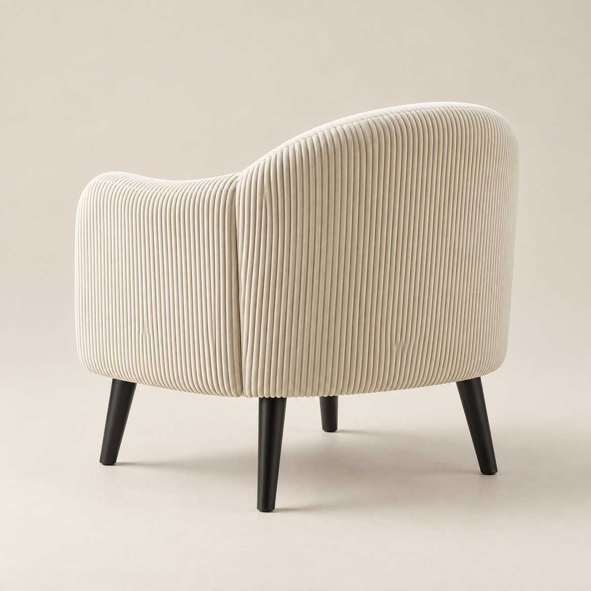 Dos arrondi du fauteuil Louise en velours côtelé crème