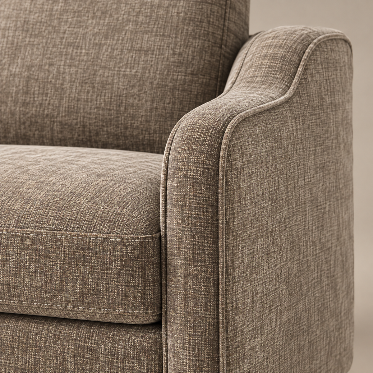 Détail du tissu chiné taupe et du passepoil du fauteuil Marcel