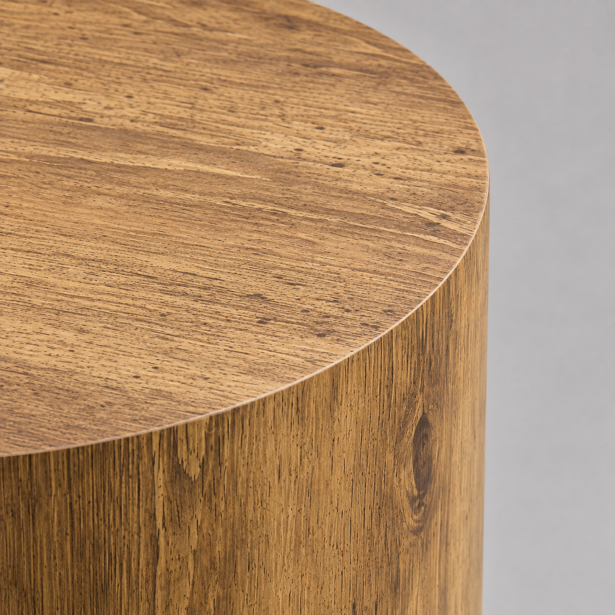 Détail du veinage effet bois clair de la table d'appoint Ré