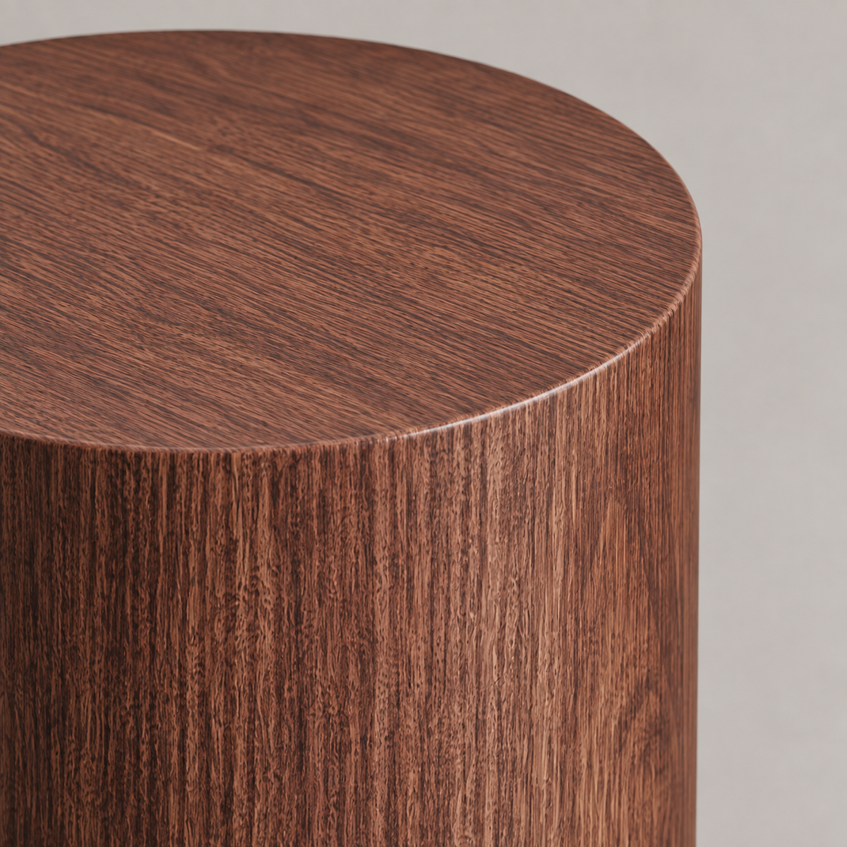 Détail du veinage effet bois brun-rouge de la table d'appoint Ré
