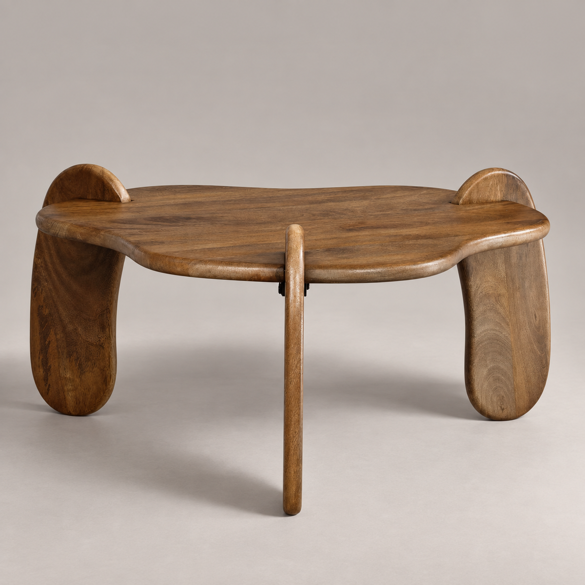 Table basse manguier Gordes à la forme organique vue de face