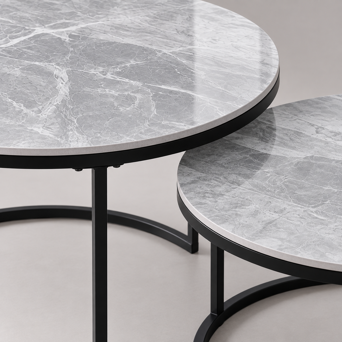 Détail du plateau effet marbre gris et du métal noir des tables Cassis